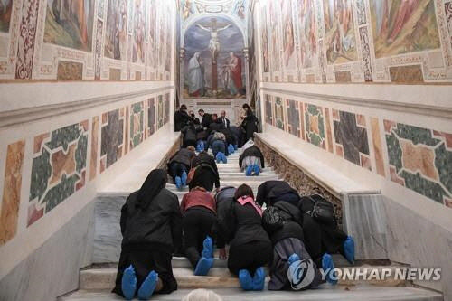 로마에 위치한 '성계단'을 오르는 순례객들 [EPA=연합뉴스]